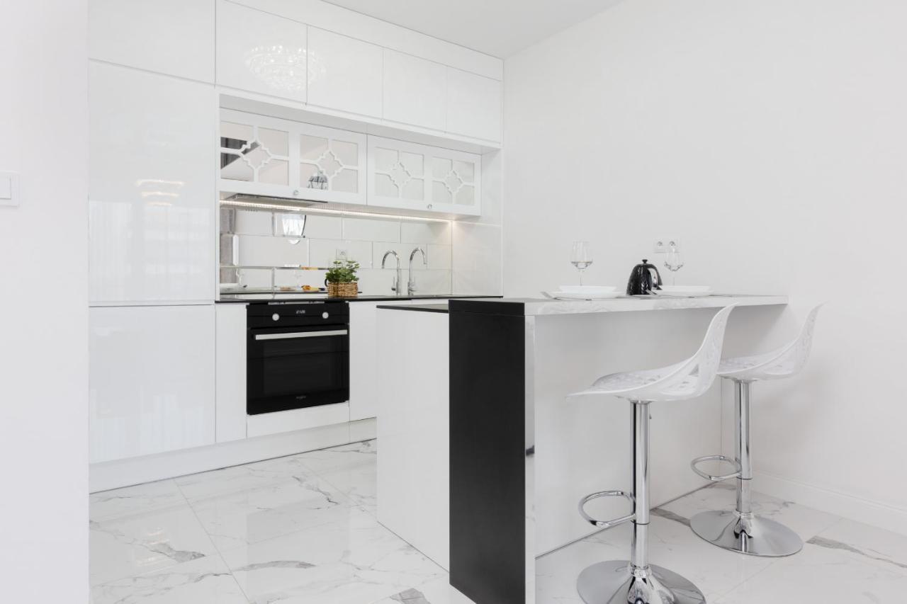 Elegant Apartments With Balcony & Parking Warsaw By Noclegi Renters المظهر الخارجي الصورة